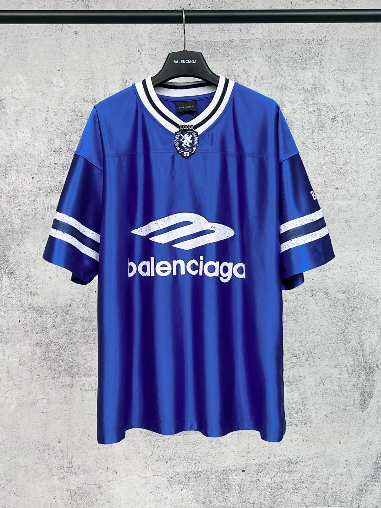 💰P105 【 . Quality】BALENCI*GA/ FOo TBALLSeries 。 3B V T 。 ， ， 。 SS 26 New Arrival。 ， 。 。 Authentic ， ， 。 。 220 ， . ， 。 。 ， ， ， 。 。 。 OS . Same Style ：BL 263761 ：Black，Blue， Size：XS S M L